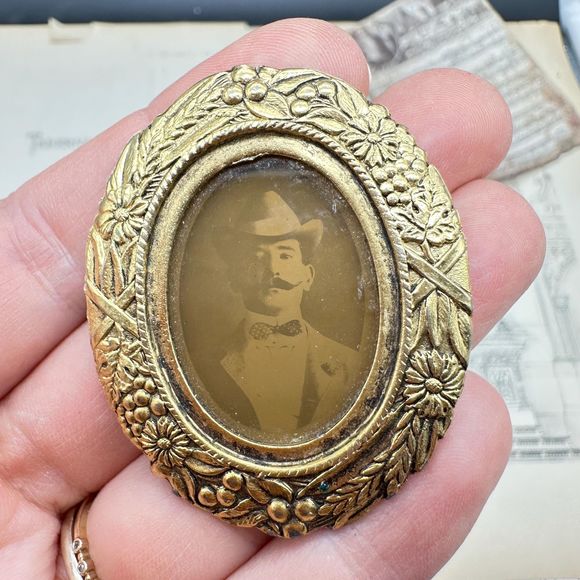 Antique Victorian Mourning Silver and Gold Tone Picture Photo Pin Brooch - Picture 2 of 6